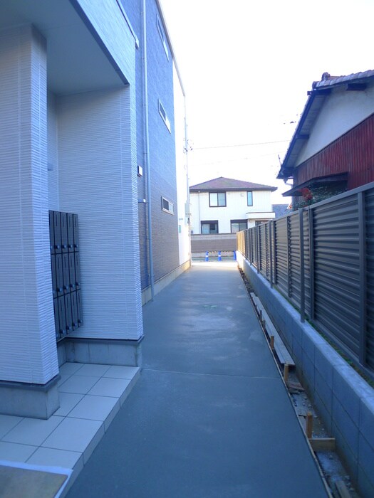 物件外観写真4　(エントランス部分)