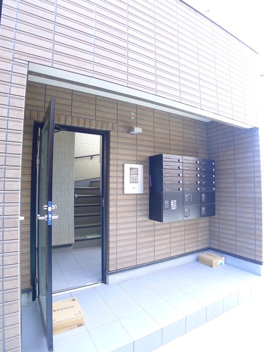 物件外観写真2　(エントランス部分)