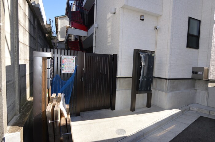 物件外観写真2　(エントランス部分)