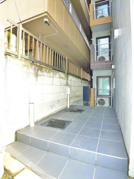 物件外観写真5　(エントランス部分)