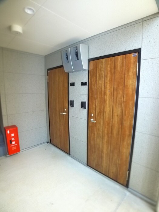 物件外観写真2　(エントランス部分)