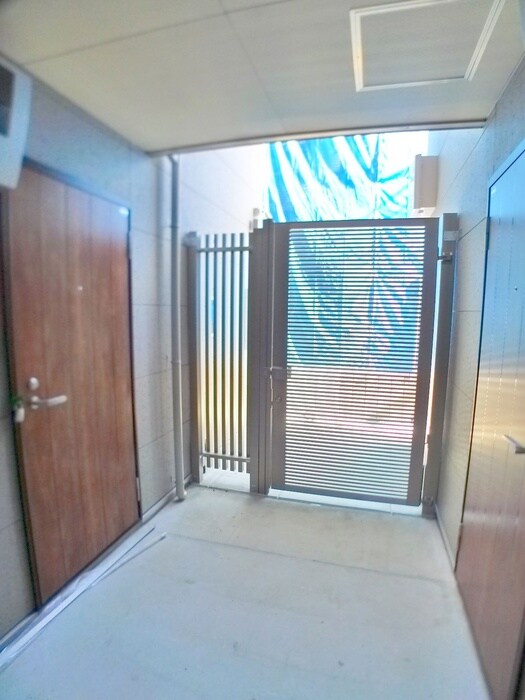 物件外観写真4　(エントランス部分)