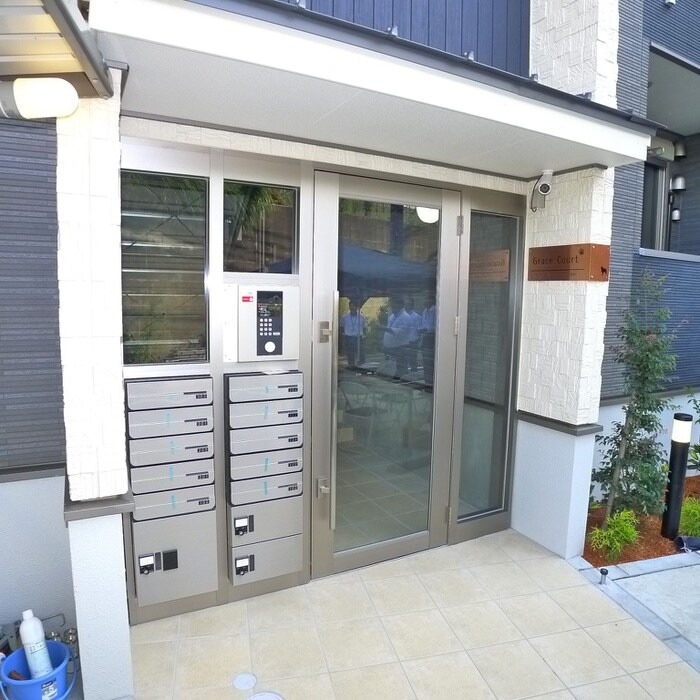 物件外観写真2　(エントランス部分)