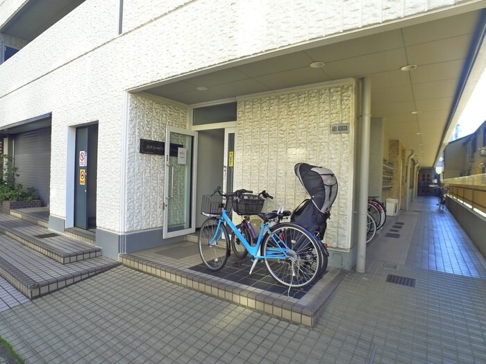 物件外観写真3　(エントランス部分)