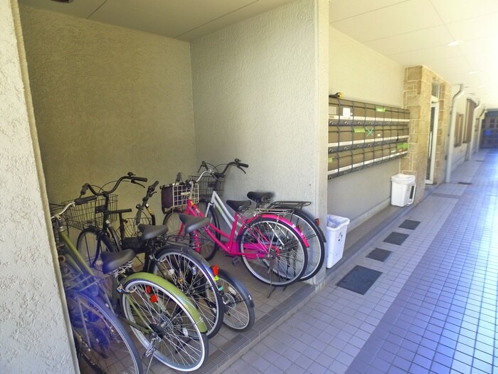 物件外観写真4　(駐輪場)