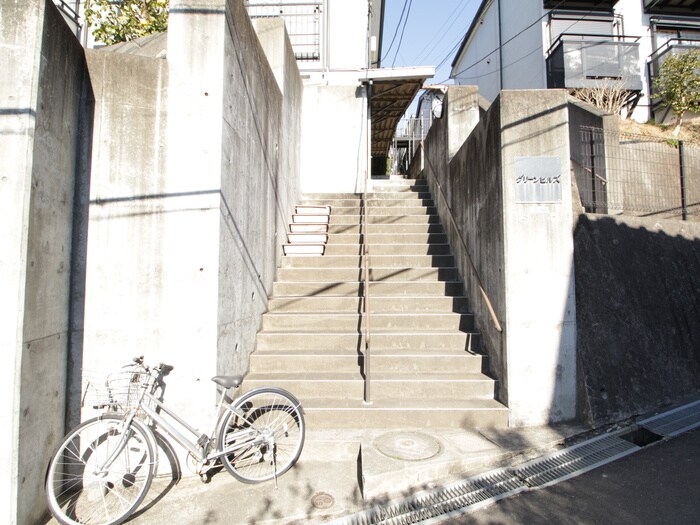 物件外観写真2　(エントランス部分)