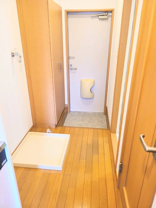 物件内観写真16　(洗濯機置場)