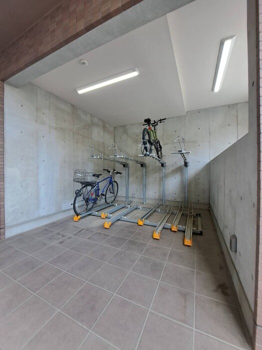 物件外観写真2　(駐輪場)