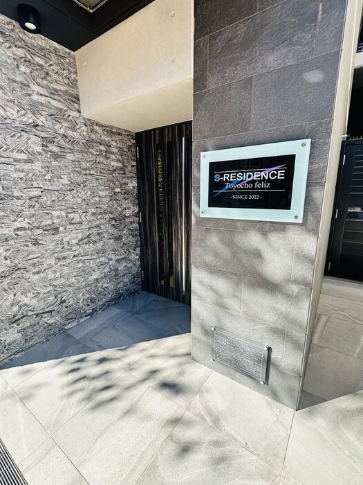 物件外観写真2　(エントランス部分)