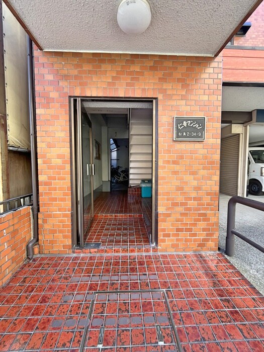 物件外観写真2　(エントランス部分)