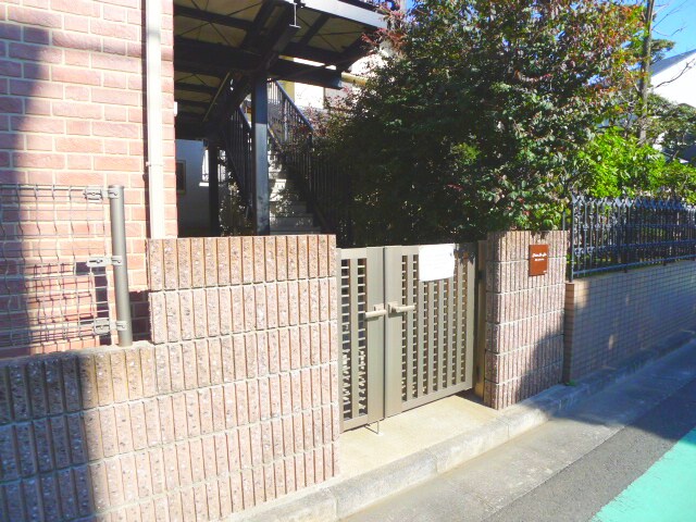 物件外観写真3　(エントランス部分)