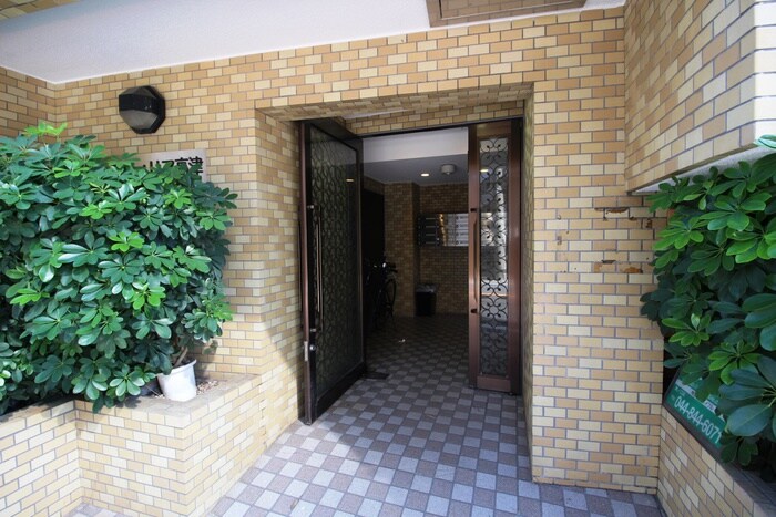 物件外観写真2　(エントランス部分)