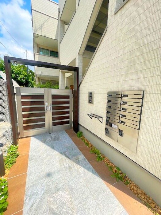 物件外観写真2　(エントランス部分)