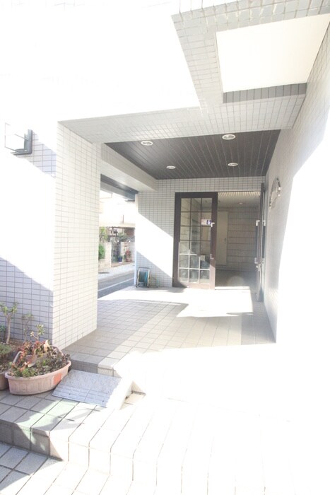 物件外観写真3　(エントランス部分)
