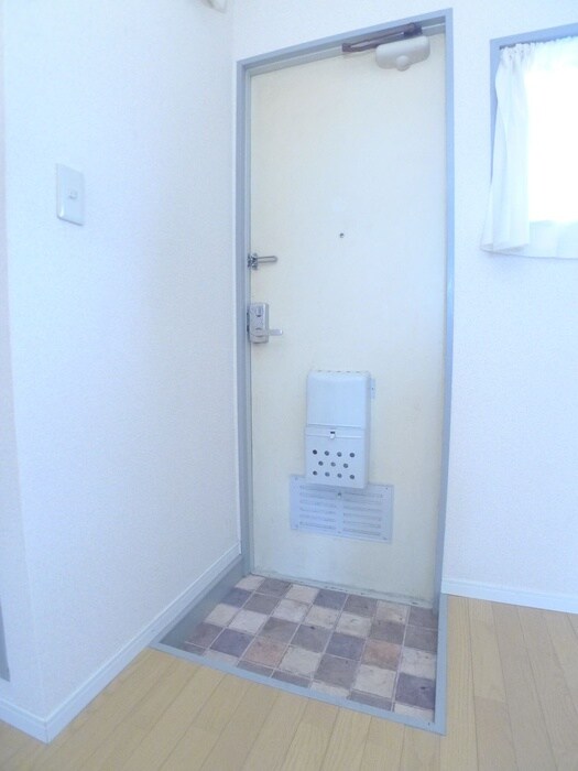 物件内観写真16　(玄関)