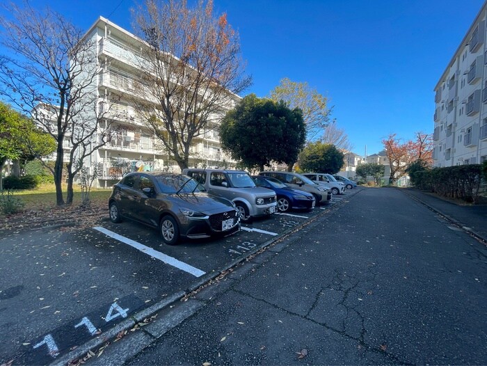 物件外観写真2　(駐車場)