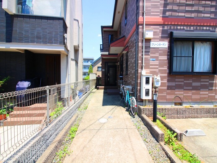 物件外観写真3　(エントランス部分)