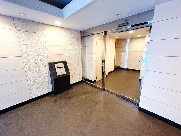 物件外観写真2　(エントランス部分)