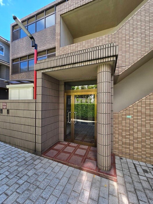 物件外観写真3　(エントランス部分)