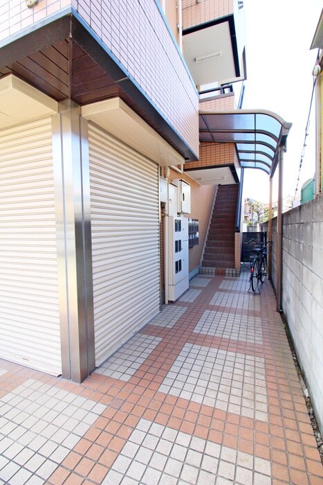 物件外観写真2　(エントランス部分)