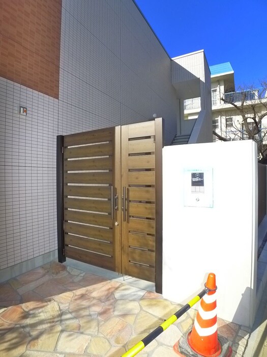 物件外観写真3　(エントランス部分)