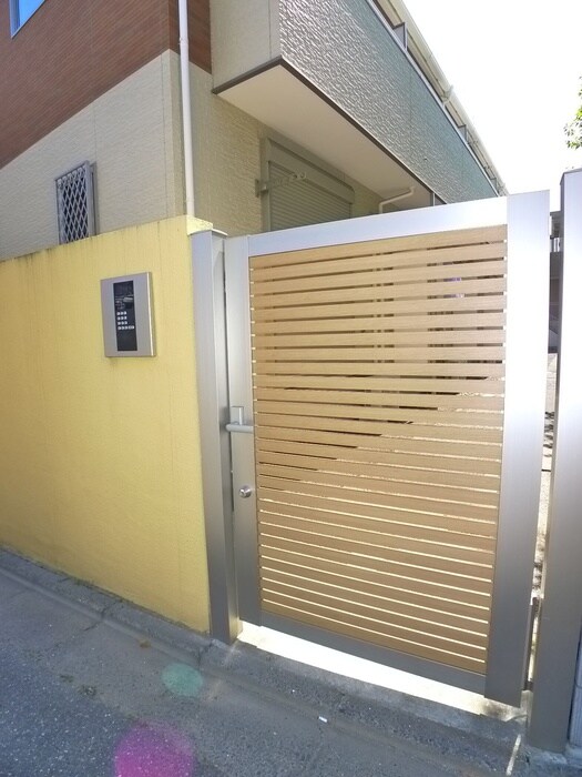 物件外観写真4　(エントランス部分)