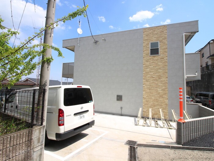 物件外観写真6　(駐車場)