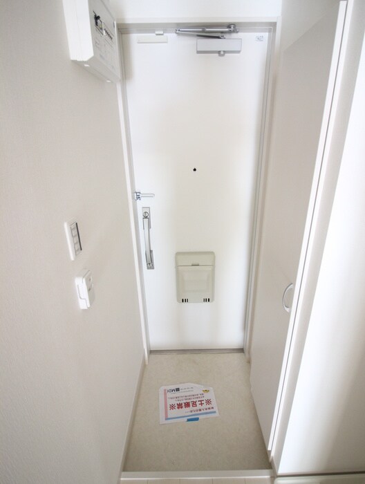 物件内観写真13　(玄関)