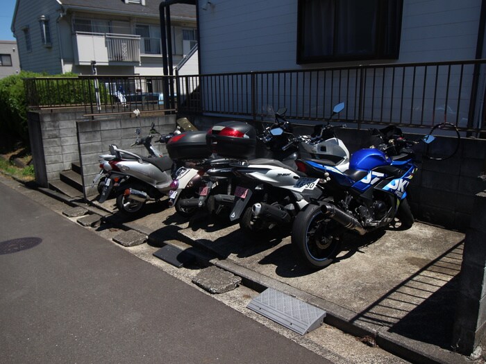 物件外観写真5　(バイク置き場)