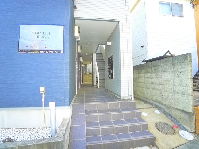 物件外観写真3　(エントランス部分)