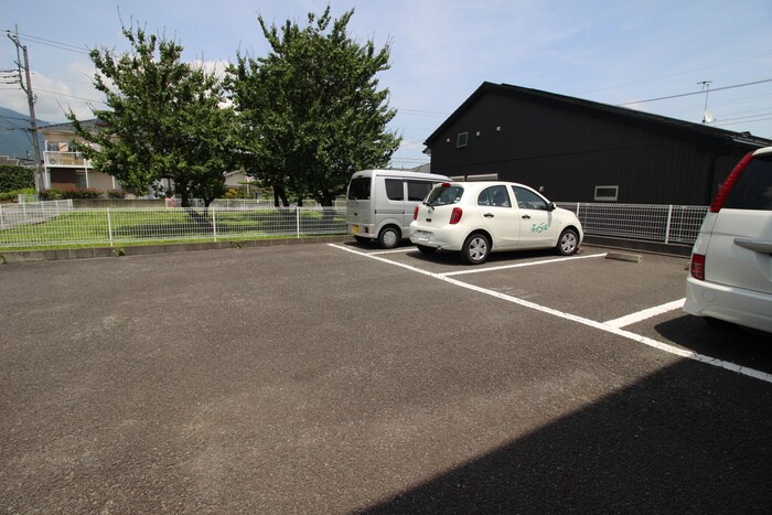 物件外観写真3　(駐車場)