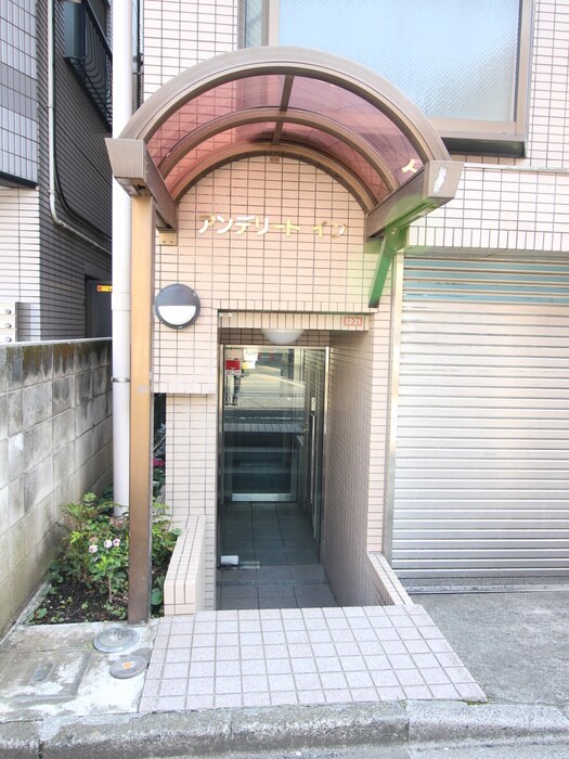 物件外観写真3　(エントランス部分)