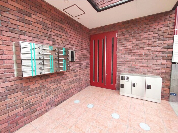 物件外観写真4　(エントランス部分)