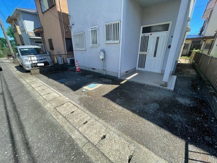 物件外観写真6　(駐車場)