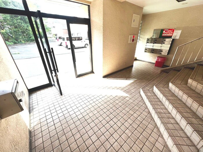 物件外観写真6　(エントランス部分)