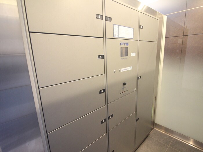 物件外観写真6　(エントランス部分)