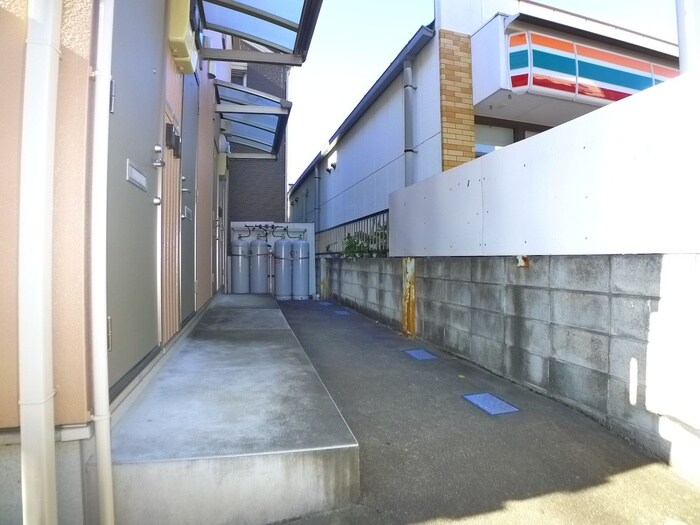 物件外観写真5　(エントランス部分)