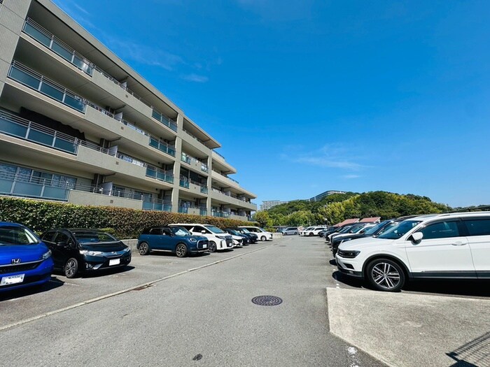 物件外観写真3　(駐車場)