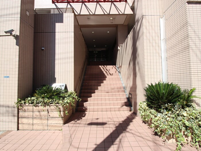 物件外観写真2　(エントランス部分)