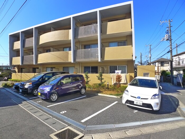 物件外観写真3　(駐車場)