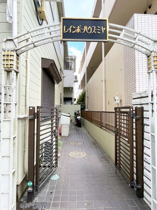 物件外観写真3　(エントランス部分)