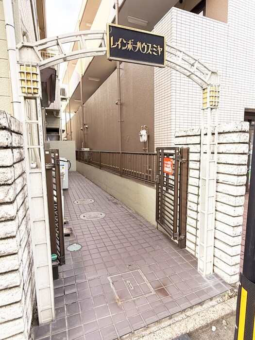 物件外観写真3　(エントランス部分)