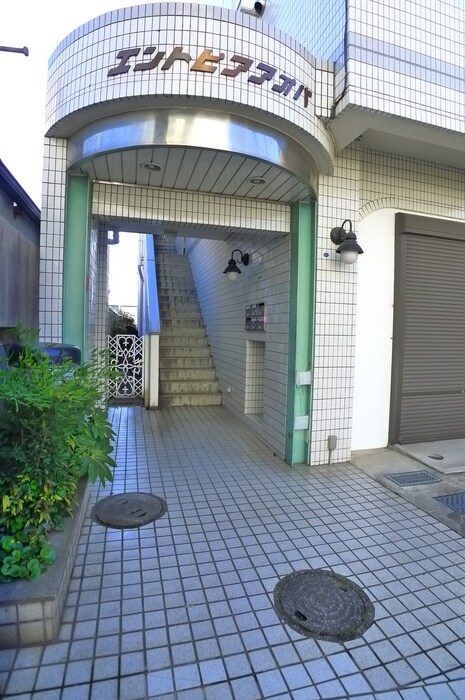 物件外観写真2　(エントランス部分)