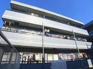 スリーエーオム外観写真