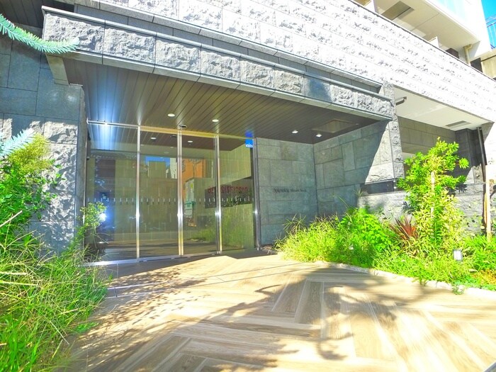 物件外観写真3　(エントランス部分)