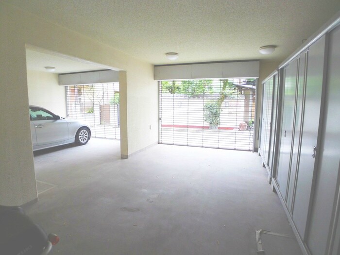 物件外観写真3　(駐車場)