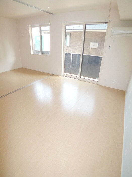 物件内観写真8　(室内からの展望)