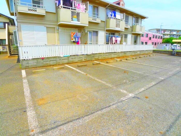 物件外観写真2　(駐車場)