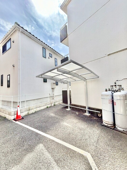 物件外観写真5　(バイク置き場)