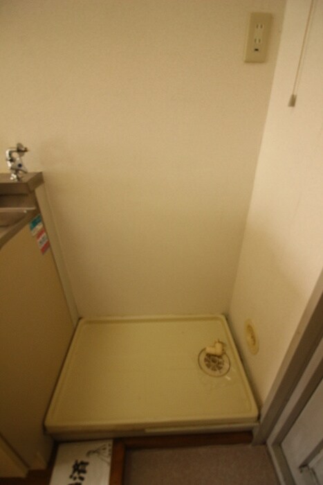 物件内観写真16　(洗濯機置場)